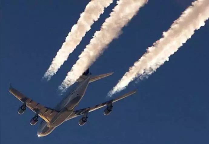 飞机云是怎样形成的？？？？？