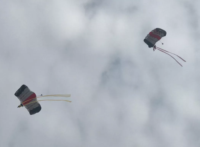 谁持彩练当空舞？？？？？美邦为天下室内跳伞冠军赛点赞助威！