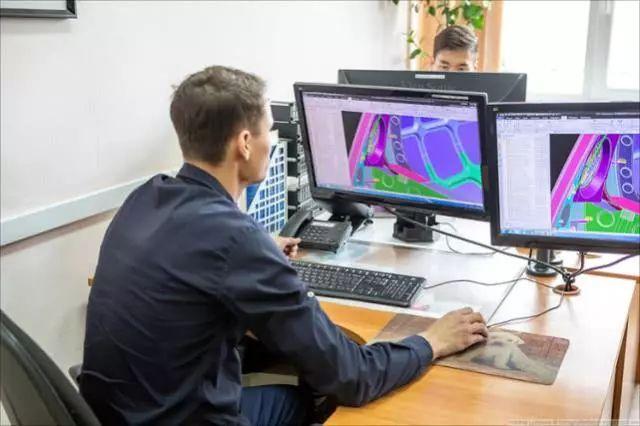 俄罗斯果真一直升机生产基地内部场景，，，，，，历史已生产出90000架飞机