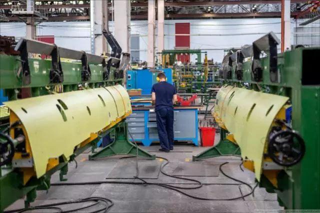 俄罗斯果真一直升机生产基地内部场景，，，，，，历史已生产出90000架飞机