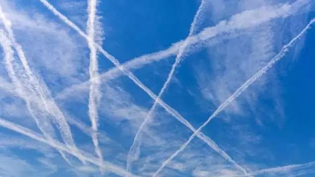 飞机云是怎样形成的？？？？？