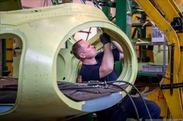 俄罗斯果真一直升机生产基地内部场景，，，，，，历史已生产出90000架飞机